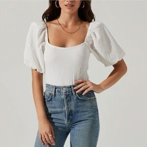ASTR the label Crisp White Textured bodysuit with puffy sleeves